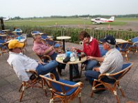 IMG 3084  vrijdagmiddag, heerlijk terras en koffie. Peter werkt nog even door.