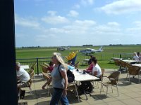 DSC00251  Op het terras was het drukker dan op het veld. De Q was er ook