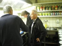 IMGP1731  Cees houdt een oogje in de keuken, er kan niets fout gaan