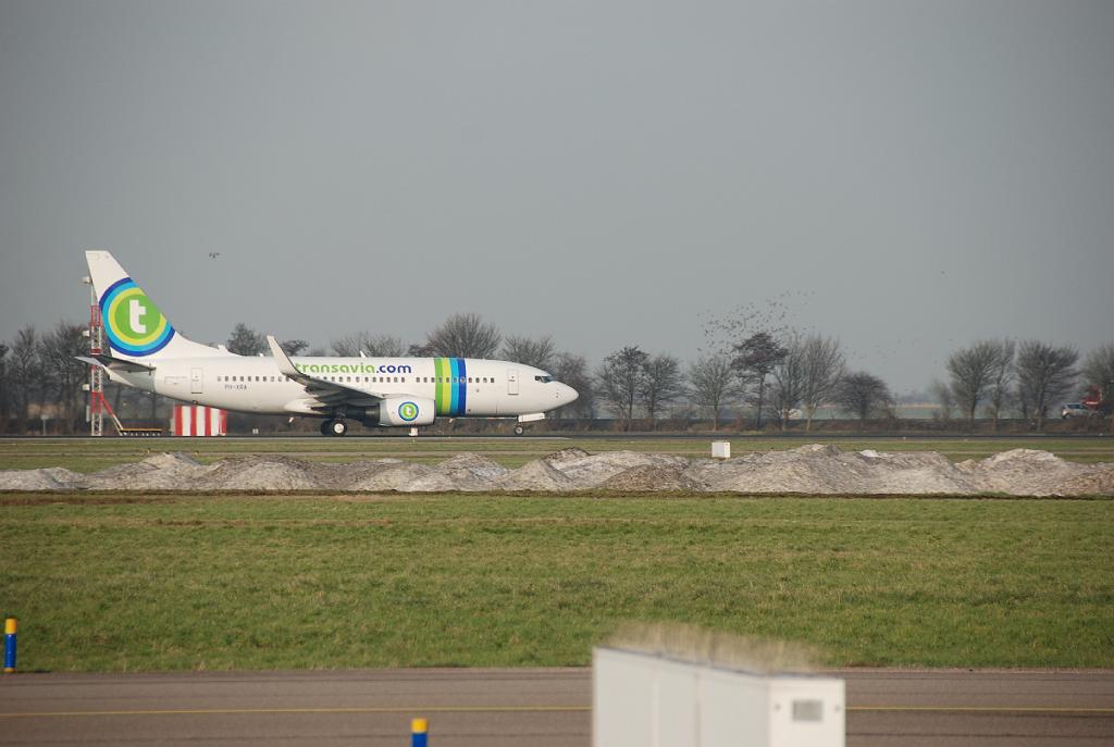 DSC_7631.JPG - Transavia gaat weg van baan 06,  strooizout op de voorgrond