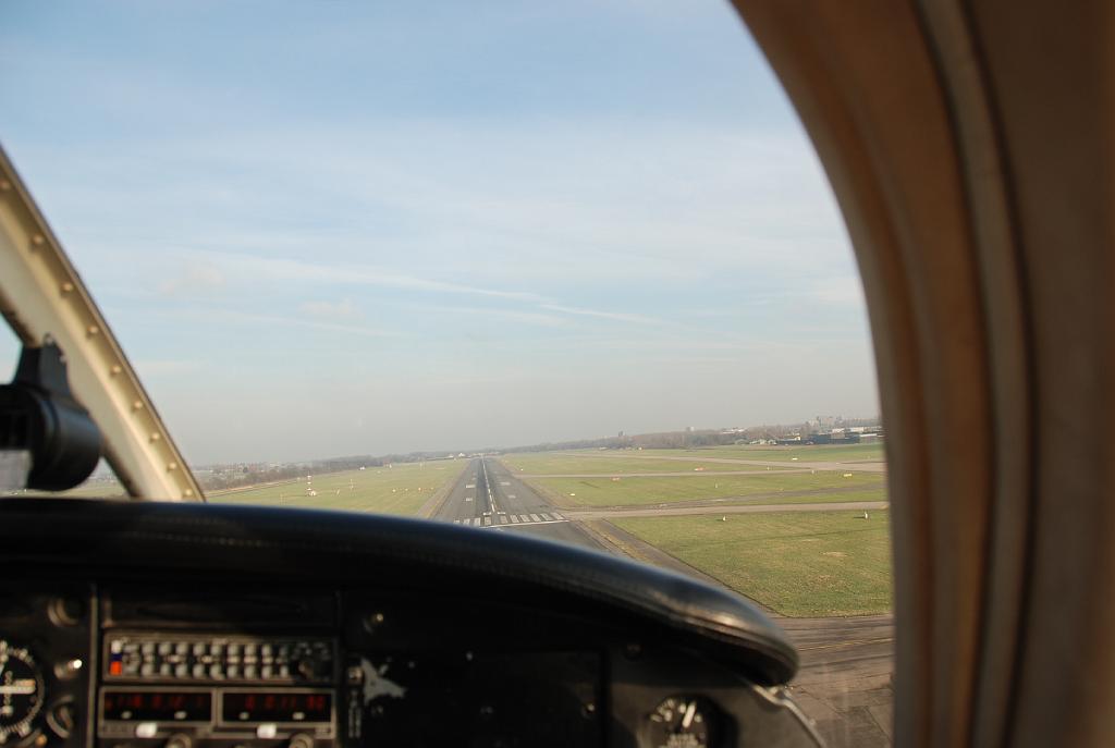 DSC_7780.JPG - short final 06