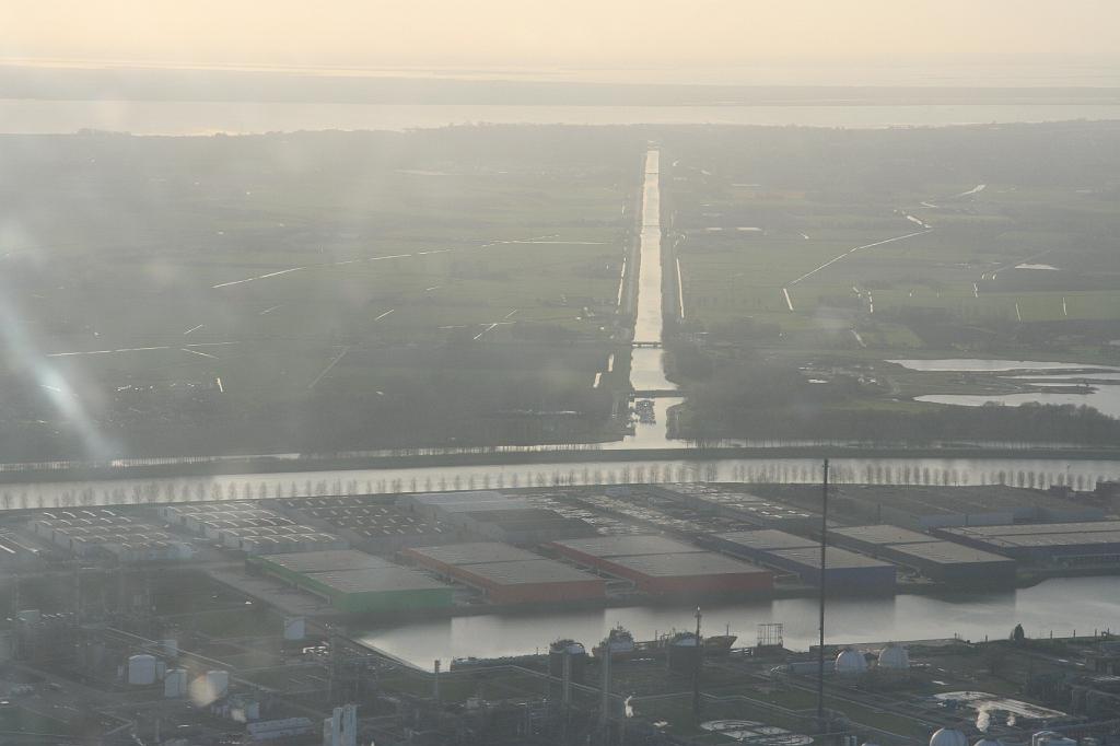 IMG_7409.JPG - het kanaal, in het verlengde van de runway op Rotterdam