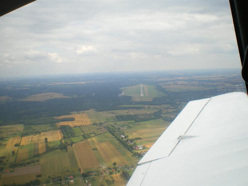 IMGP0998.JPG - we zitten op het crosswind leg en zijn wat weggewaaid